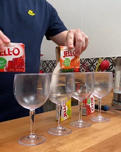 9.8M views · 154K reactions | Tarta de gelatina de fresa! ¡Suave y cremosa! La tarta de gelatina perfecta para ocasiones especiales. 殺 | Chefclub Argentina | Facebook