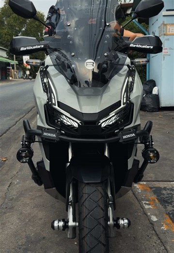 ADV160: รถคันนี้มี 3 สีสันสดใส