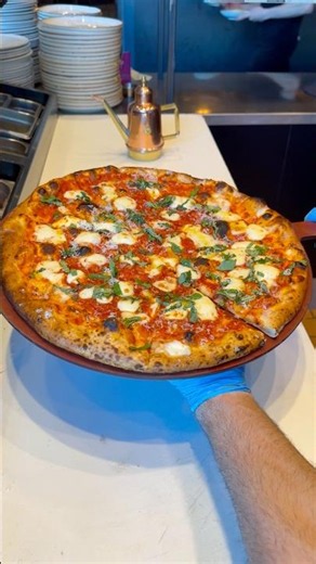 16” Margherita Pizza at 850°F 🍕🔥 Wood Fired Perfection