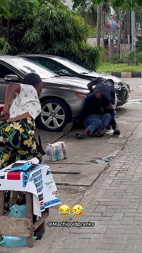 😂Crazy snake 🐍 prank 😂🤣Just wait for it 😂😂 🎵Music credit 👉 Iyoooo by @3lkriva go use the sound in your videos! 20k will be given to 5 people that can use the sound and come up with cool transitions.. Tag the artist to your videos asap !! 🎥 @caponiga_one #reels #pranks #Machigoldpranks #viral