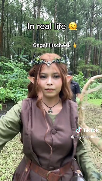 Membalas @Andik Aisthesis Padahal se circle gaada yg bener ☺️ @Noir yokoso Wearing crown from @MOSTORY , peep our BTS, hope it vibes with yahh! LMAO 😭🤙🏻 #behindthescenes #druid #elf #medieval #forest