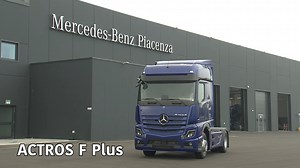 L'Actros F Plus è la porta d'ingresso nel mondo Mercedes-Benz Trucks in grado di offrire una combinazione senza precedenti di funzionalità, efficienza, comfort di guida e sicurezza. Equipaggiato con il motore OM 471 di terza generazione, assicura una guida fluida, riducendo i consumi fino al 5% rispetto al modello precedente grazie al Predictive Powertrain Control ed alle MirrorCam. La cabina offre spazio e facilità d'accesso, mentre la posizione ottimizzata del sedile e il Multimedia Cockpit in