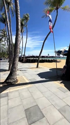 Walking Beach Road in Pattaya on a beautiful day