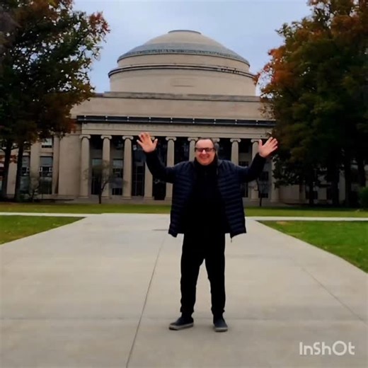 El Instituto de Tecnología de Massachusetts (MIT) es una prestigiosa universidad privada ubicada en Cambridge, Massachusetts, Estados Unidos. Es mundialmente reconocida como una de las mejores universidades del mundo, especialmente en ciencias e ingeniería. Ha contado con numerosos premios Nobel entre sus profesores y alumnos. El edificio con la cúpula es el icónico Gran Domo, parte del complejo de edificios del MIT. El MIT es conocido por su enfoque en investigación y educación tecnológica avan