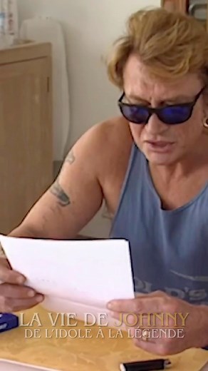 Johnny chante « Émilie Jolie » pour la première fois avec son parolier Philippe Chatel sur un bâteau dans la baie de NewYork 🗽🇺🇸 | La vie de Johnny, de l'idole à la légende