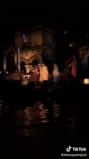 Is Pieates for you favourite Disney ride? 🏴‍☠️ how cool is the cursed Barbossa in DLPs version! 🧟‍♂️ #disneyland #disneyparks #dlp #fyp #foryoupage