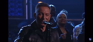 1.2K views | Bruce Springsteen gæstede forleden The Tonight Show Starring Jimmy Fallon, hvor han optrådte med flere sange fra sit nyeste album 'Only the Stron Survive' ✨✨✨ Se her hans performance med nummeret 'Turn Back the Hands of Time' https://www.youtube.com/watch?v=V3ypTDSRVZs | Sony Music Denmark | Facebook