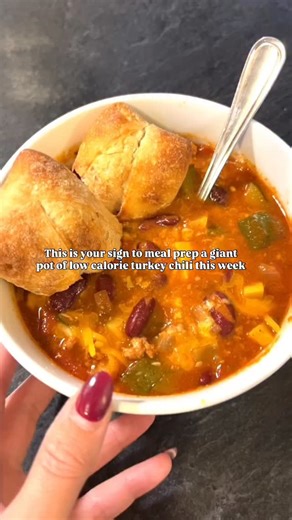 Dee | WW & Healthy Recipes on Instagram: "Recipe down here ⤵️ Packed with veggies you won’t even notice, this chili is my kind of cozy. It keeps me on track without ever feeling like ‘diet food’ and trust me, you’ll be making it on repeat all winter long! Serving Size and Macros Makes 14 cups Macros per 2 cups 330 calories 30g protein 26g carbs 11g fat Less than 1 WW point Ingredients: 2 lbs ground turkey (I used 93/7) 1 medium yellow onion 1 tbsp minced garlic 2 medium sized zucchini 1 yellow s