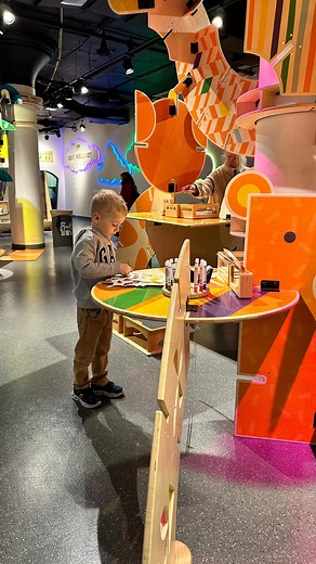 Cheap but fun Kansas City with kids! ✅ 🎨Kaleidoscope is a FREE art-making space for kids of all ages to create using quality Hallmark materials. Make a reservation in advance, spaces are limited. @kaleidoscope_kc 🖼️Nelson-Atkins Museum of Art is an absolute treasure in Kansas City with more than 40-thousand pieces of art and free admission. Pack lunches and enjoy the outdoor shuttlecocks at the Sculpture Park on the south lawn! @nelsonatkins 🍿The Extreme Screen movie theater at @unionstation 