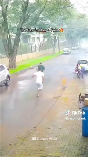 🚨 Justicia por Mano Propia Tras Robo de Motocicleta Una mujer fue agredida por varios ciudadanos luego de que presuntamente intentara robar una motocicleta en la vía pública. El hecho generó tensión entre vecinos y testigos, quienes intervinieron tras percatarse del supuesto ilícito. De acuerdo con los primeros reportes, la señalada habría intentado llevarse la unidad sin acreditar su propiedad. La situación escaló rápidamente cuando personas en el lugar decidieron confrontarla, lo que derivó e