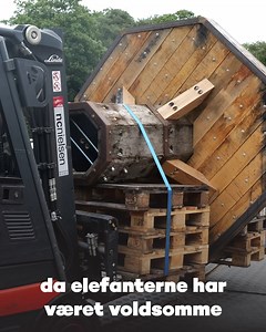 🐘 Elefantastisk god nyhed! 🐘 Vores elefanter skal endelig igen lege, trille og bruge hovedet lidt ekstra for at finde mad 🧠🍎 Vores populære feeder – et stort, udfordrende foderlegetøj – var desværre gået i stykker. Men takket være en privat velgører er den nu tilbage i aktion 💚 En feeder gør mere end bare at servere foder – den stimulerer elefanternes hjerner og giver dem masser af aktivering og glæde i hverdagen. Se med her, hvor vores dyrepasser fortæller, hvordan den virker, og hvorfor d