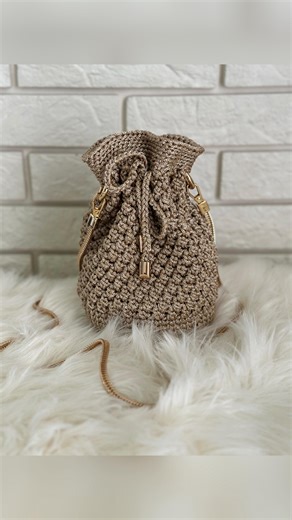 В‘ЯЗАНІ СУМКИ МАЙСТЕР-КЛАСИ CROCHET BAG PATTERNS on Instagram: "Torba mini✨ маленька сумочка і великий хіт одночасно💫 Надзвичайно швидка в роботі модель, яку дівчата вʼяжуть за один-два дні🔥 Елегантна, нарядна і повсякденна💫 Собівартість сумочки всього 450 грн🔥 Для роботи вам знадобиться лише один моточок поліпропіленового шнура з люрексом 2-2,5 мм від @raffia_kyiv По моєму відеоуроку ви зможете звʼязати цю модель у будь-якому розмірі із трьох видів шнурів, огляд на кожен є в уроці. Вартість