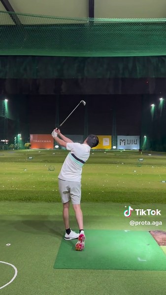 เรียนกอล์ฟกับโปรต้าหน้าตาดีที่ Axle Golf Academy