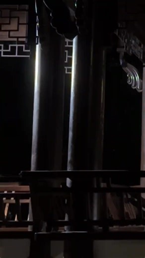 With a fan in hand, he twirls and transforms into a #hanfu-dressing man! #custome #China (cr: douyin curbinghio) | T-Time HK