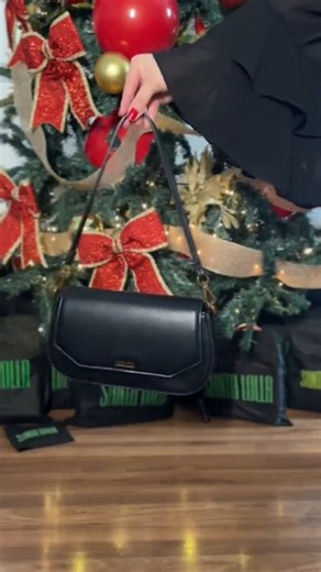 Dafiti on Instagram: "A Santa Lolla lover no seu dia mais fraco pedindo uma wishlist inteira de bolsas novas neste Natal! 🎄 @karinnyribeiro No app da Dafiti, o Papai Noel encontra as melhores bolsas e sapatos Santa Lolla. ✨ Bolsa Santa Lolla Tiracolo Preta SKU - SA232ACF73BOS. #DafitiFashionCreators #SantaLolla #TemNaDafiti"