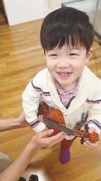 His very first violin lesson 🎻2 years 5 months #violin#firstviolin#musiceducatin#2yearsold#toddlers