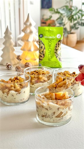 Ysaline Benakli, diététicienne nutritionniste ✨ on Instagram: "Collaboration commerciale avec @wonderfulpistachios.france 🌱🎄 Ingrédients (pour 4 verrines) 👇🏻 •3 pommes •20g de cassonade •1 cuillère à café de vanille en poudre •60g (1 sachet) de pistaches grillées salées @wonderfulpistachios.france •250g de fromage blanc •1 cuillère à soupe de miel •4 à 5 biscuits type petit beurre 🔥 N’hésite pas à ajouter un peu d’eau pendant la cuisson de tes pommes. Elles cuisent à couvert environ 20 minu
