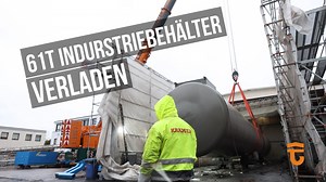 U-Boote auf Reisen 31 Meter lang, 61 Tonnen schwer und geformt wie ein U-Boot: So sehen die Treibstofftanks aus, die unser Team bei #KrämerIndustriebehälter im schwäbischen #RainAmLech auf Reisen schickt. Im Auftrag unseres Kunden verladen wir über den Herbst und Winter neun dieser riesigen Kerosin-Tanks. Sobald ein Behälter fertig ist, rollt unser Team an. Jetzt hoben wir einen Koloss mit einem 350-Tonner aus der eigens vorgebauten Gerüsthalle, drehten ihn an einer Traverse in Position und lege