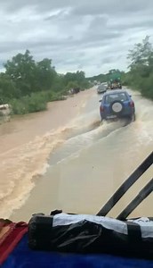 [ #En_Vidéo_01] La route de Bobo-Dioulasso ( capitale économique du Burkina Faso 🇧🇫) in'ondée après les dernières pluies 💦💦💦. Prudence à toutes et à tous ! © Riverain de la localité #FreshBurkina | Fresh Burkina