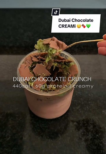 Popular chocolate bar turned protein ice cream. #NinjaCREAMi #CREAMiDiet #ProteinIceCream 📸:@THEA DUBAI CHOCOLATE CRUNCH CREAMI macros: 440cal | 60g P | 31g C | 11g F base ingredients: 250ml almond milk/water 100g 0% greek yogurt/skyr 30g whey protein powder (chocolate brownie flavour) * 20-30g cocoa powder 3g xanthan gum* optional: flav drops/ powder pinch of salt knafeh layer: 15g künefe kadayif 100g pistachio protein pudding chocolate topping: 15g chocolate chips*