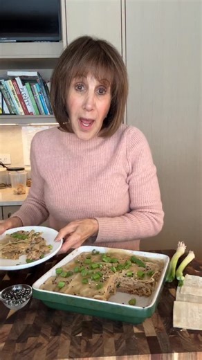 Rose Reisman on Instagram: "Finally tried the viral wonton lasagna and I get the hype! 😍🥟 Instead of individual ramekins, I made it family-style—faster, easier, and perfect for serving a crowd. So many ways to customize the fillings! Tell me what you’d add to yours 👇 Recipe below. INGREDIENTS 3 green onions 6 large mushrooms (white) 2 cups thinly sliced nappa cabbage 2 large garlic cloves 1 tbsp grated ginger 1 lb ground chicken, turkey or lean beef 2 tbsp rice vinegar 2 tbsp sesame oil 2 tsp