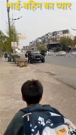 Rajpal Samota on Instagram: "#日本利用动能。当你行走时，你的重量和动作会对瓷砖产生压力。瓷砖会轻微弯曲，从而产生机械应力。瓷砖内部的压电材料将这种应力转化为电能。每一步都会产生少量电荷，而数百万步结合在一起就能产生足够的电力来驱动 LED 灯、数字显示屏和传感器。在像涩谷车站这样繁忙的地方，每天大约有 240 万个脚步为这一系统作出贡献。这些电能可以被储存或立即使用，从而减少对传统电力来源的依赖，并支持可持续的城市基础设施。这种方法将日常运动转化为实用的可再生能源 #日本 #知识 #事实 #你知道吗 推荐 科技 创新 历史 技术 实验 热门 日本"