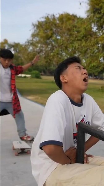 Poor Saputra Falls While Skateboarding #saputra #arik #mikaeltubehd #mikaelfamily