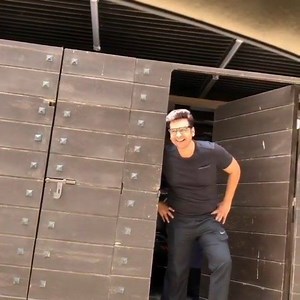 Quarantine Surprise! #AdnanSiddiqui Comes to #FaysalQuraishi's House 🏡 to Say him Hello 👋 From Outside While He was Out Doing the Groceries. @adnansid1 @faysalquraishi #SocialDistancing #selfisolation #StaySafe #StayHome #Covid_19 #Karachi | Me & My Wedding