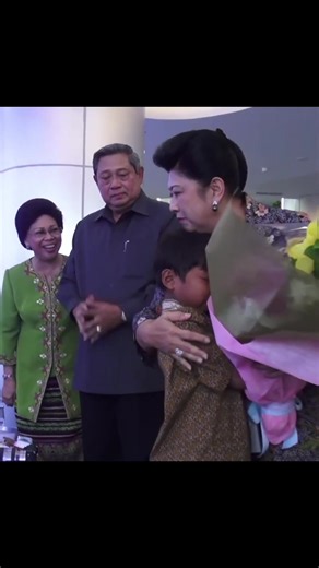 Pak SBY dan Ibu Ani Terima Karangan Bunga dari Anak Talasemia