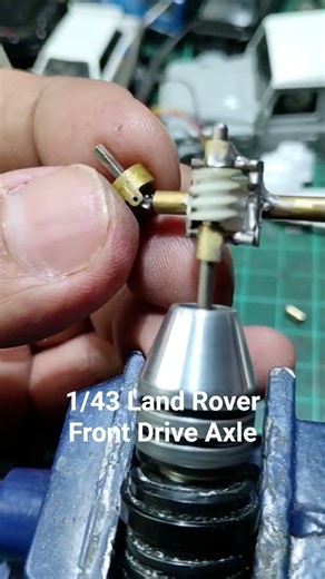 Close up view of my 1/43 Front Drive axle in action.