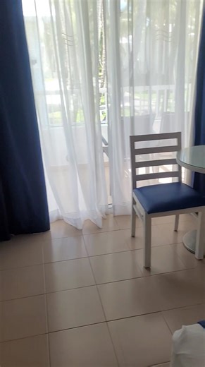 Chambre d'hôtel Riu Bambu!! Petite Chambre avec le🍹 BAR avec 4 sorte de fort inclus pour faire tes drinks! Il manque un peu de rangement dans le garde-robe. Frigidaire toujours rempli de pepsi, Sprite, eau et bières. Lit correct et certains oreillers sentent l'humidité. Mais sinon la chambre sans être le luxe était très correct ✈️ #riubambu#vacancesenfamille #sunwing | Myriane Legault - Conseillière en voyages pour Jaimonvoyage.com