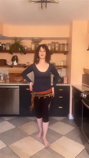 The Cairo 8 is a basic raqs sharqi dance move 😆 So much going on though! I love this move because it makes me feel like Fifi Abdo when I bounce it and it’s probably the first move I learned that really felt like “the real deal”. I’ve only heard the name Cairo 8 from one person so I’m curious if there are other names for it! Let me know! As for any of these movements, there are multiple ways in. There’s a video breakdown and drill of this on @thedaturaonline in which I’m pretty sure I teach it d