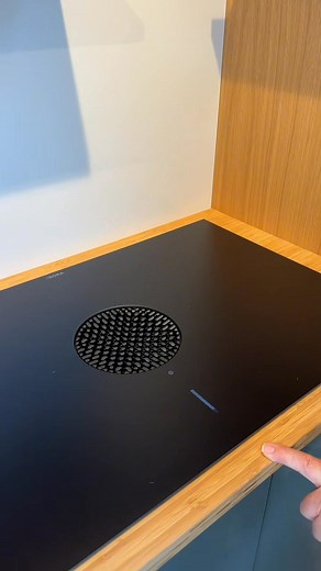 PT | En løsning, som du ikke vil gå glip af 🫣 BORA x Pure Rough er ægte kvalitetsdesign. Kogepladen er med induktion og giver maksimal fleksibilitet, som sikrer en ensartet opvarmning - både til de store gryder og de mindre stegepander. 🥘 Kogepladen har et indbygget emfang, så du slipper for at have en emhætte i dit køkken. Emfanget er støjsvagt, selv ved høj udsugnings effekt - så selvom kogepladen og udsugningen kører, kan familien sagtens samles og samtale i køkkenet! Find BORA x Pure Rough