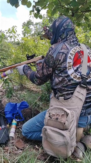 berburu ikan menggunakan mini crossbow hunting fishing shooting fish