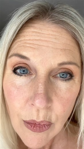 Recreating Rose-Marie’s viral sexy smudge just became our new favorite look for fall. 🖤🍂 Three Pro Tips: - When lining the eye, never aim for the skin; aim directly for the lashes. - Use the sponge applicator to smudge the liner out giving a softer appearance. - Keep the outer corners lifted to open the eyes. Shop her clean must-have Straight Up Kohl Pencil in the comments below! | rms beauty