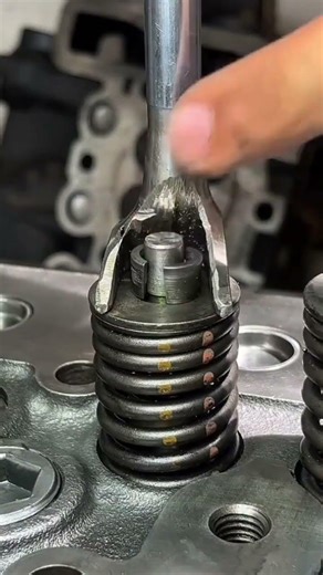 How Valve spring installation works #carvideo #valverepair #valvereplacement #technology