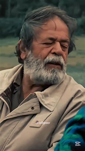 Akmaljon Jiyanboyev on Instagram: "Hayotning og‘ir sinovlari☝️❤️ #kino #ibratlisozlar #uzbekistan #reelsinstagram 2001년 개봉한 영화 “A Beautiful Mind”는 단순히 천재 수학자의 삶을 다룬 작품이 아니라, 인간이 내면의 혼란 속에서도 어떻게 사랑과 신뢰로 자신을 되찾아가는지를 보여주는 깊은 이야기입니다. 화려한 계산 장면보다 존 내쉬가 마음속 그림자를 이겨내려는 순간들이 훨씬 더 오래 기억에 남죠. 특히 그가 현실과 환상 사이에서 흔들리면서도 끝까지 아내를 향한 마음을 놓지 않는 모습은 묘하게 가슴을 저릿하게 만듭니다. 이 영화에서 감정을 완성시키는 요소는 바로 잔잔한 피아노 선율과 차분한 배경음악입니다. 처음에는 조용히 스며들지만, 어느 순간 관객도 모르게 내쉬의 감정에 같이 잠기게 되죠. 후반부, 아내가 내쉬의 손을 잡아주던 장면에서는 음악과 화면이 자연스럽게 겹쳐지면서 눈시