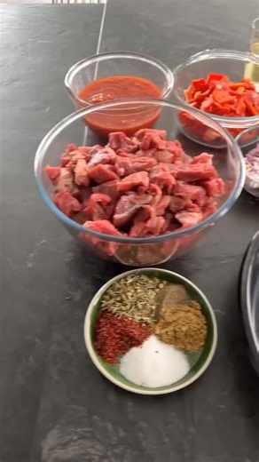 Etli Tarifler on Instagram: "@sukrankaymak Fırında et sote tadanlar tekrar tekrar isteyecekler🥳🥳kaydetmeyi unutmayın canlarım dileyen tavuk dileyen dana veya kuzu etiyle bu eşsiz lezzeti deneyebilir😍 Malzemeler 750 gr kuşbaşı et (ben dana kullandım) 10 tane yeşil biber 3-4 tane kapya biber 1 adet kuru soğan 8-10 adet sarımsak 3 domates doğranmış veya rondodan geçirilmiş Yarım çay bardağı sıvıyağ 1 kaşık domates salçası 1 su bardağı su 1 buçuk çay kaşığı kimyon 1 buçuk çay