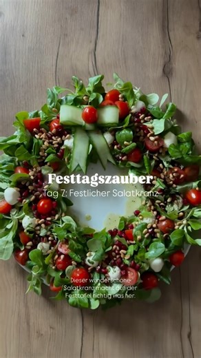 Patricia Lehnst on Instagram: "Damit wird eure Festtagstafel strahlen 🥹✨ Anzeige | hier vereint sich ein super fruchtiges, leichtes Dressing mit gerösteten Pinienkernen, die für eine interessante rauchige Note sorgen! Perfekt als Beilage zu den meist üppiger ausfallenden Speisen der Festtage. Probiert das unbedingt aus 😍 Festtagszauber Tag 7: ✨Festlicher Salatkranz✨ Rezept @schlemmer.mix Zutaten: 150 g Feldsalat 200 g Cherrytomaten 125 g Mini-Mozzarellakugeln (1 Pck.) 1/2 Granatapfel 50 g Pini