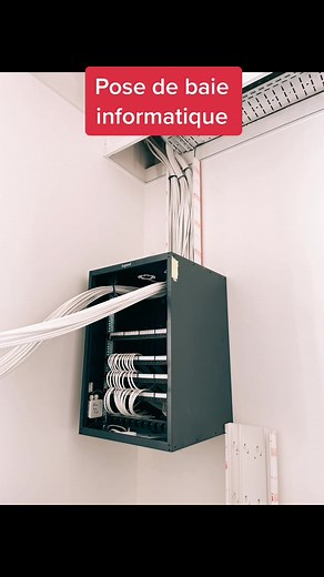 Installation d'une baie informatique avec câble Cat6a