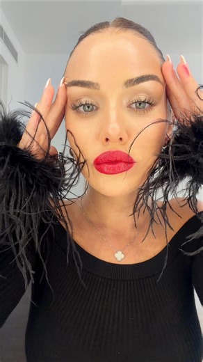 KIM GLOSS on Instagram: "Anzeige| Mein Valentine’s Glow Look mit diesen KISHA Produkten: ✨Glow Baby Glow Foundation Nr. 1 👁️Basic Lidschattenpalette 👁️Nude Kajal 👄roter Lip Liner 💄Lipstick 69 💞Lip Balm Flirt Und falls ihr euch was gönnen wollt: Es gibt gerade ein Valentine’s Special, ab 30 € Einkauf bekommt ihr einen Lip Balm gratis und ab 50 € einen Lip Balm plus einen Lipstick gratis dazu. 💌✨"