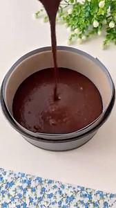 Questa torta si prepara con soli 2 ingredienti, senza uova, burro, latte, farina o lievito, si scioglie in bocca! Ingredienti: 250 g di pere (già sbucciate) 250 g di cioccolato fondente q.b. cacao amaro per guarnire | Cucina facile con Elena