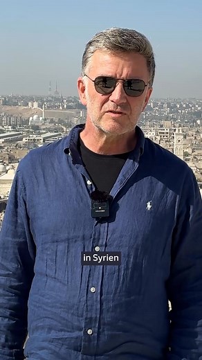 Nach 53 Jahren Diktatur hat Syrien gewählt - so ne richtige Wahl war es aber eigentlich nicht, denn der Präsident hat sich selbst ernannt und diejenigen die wählen durften, wurden von der Regierung ausgewählt. Und trotzdem war es ein wichtiger Schritt für Syrien. Wie hat sich das Leben vor Ort verändert? Und was ist aus den Hoffnungen nach dem Sturz des Assad-Regimes geworden? Mehr dazu lest ihr mit SZ Plus: https://www.sz.de/li.3322771?utm_content=syrien_li.3322771&utm_medium=organic_content&ut