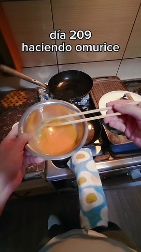 Omurice receta fácil: omelette de huevos estilo japonés