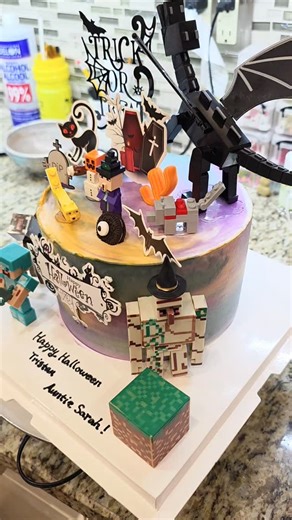 Helloween Minecraft birthday cake #helloween #cake #minecraft #birthday #cakes #baking #bakery #food #foodie |