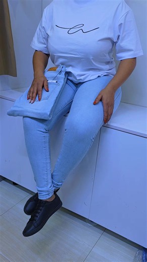 High Waist Jeans, Oversized T-Shirts & Ladies Sneakers – Meru Shop