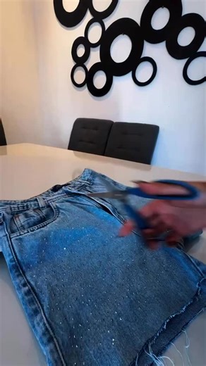 ABADÁ E TATUAGEM TEMPORÁRIA on Instagram: "Crochê é tendência no Carnaval 2026 🧶✨ E esse barrado em crochê mostra como um detalhe bem-feito transforma qualquer short em peça de Carnaval. O vídeo foi feito pela Larissa, que arrasou demais na execução…didática, capricho e muito bom gosto 👏✨ No Carnaval 2026, todas as versões são possíveis: cores, pontos e estilos diferentes. Salve pra testar e adaptar do seu jeito 🎭💫 #croche #carnaval2026 #abadacustomizado"