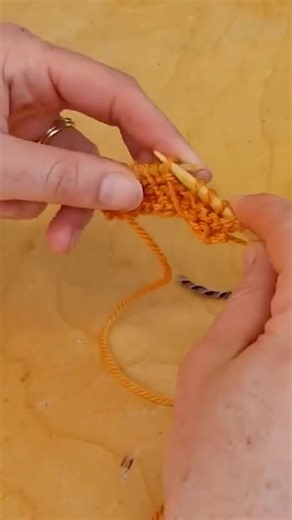 #Knittok let's take a close up look at how to knit wrap & turn short rows! #shortrows #knittingtutorials#howtoknit #knittingforbeginners