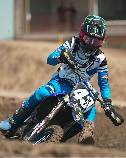 Exciting Pro Motocross Action with Cinematic Dirt Bikes!