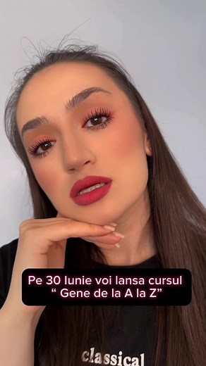 De ce sa alegi acest cursul de gene de la A la Z? • Inveti cum sa ai grija de genele naturale prin NOUA METODA de ingrijire a genelor din 3 pasi si doua faze , supranumita “ skincare-ul” genelor. • Inveti cum sa iti stilizezi genele natural cu METODA revolutionara Dream Lashes. Este o tehnică de stilizare a genelor cu rimel. Fără extensii false si fără folosirea clestisorului de gene. • Inveti cum sa iti stilizezi genele si prin alte metode, cu gene false. Vor fi aproape invizibil aplicate si fo